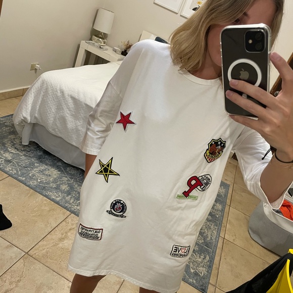 Mini patch dress - Picture 2 of 3